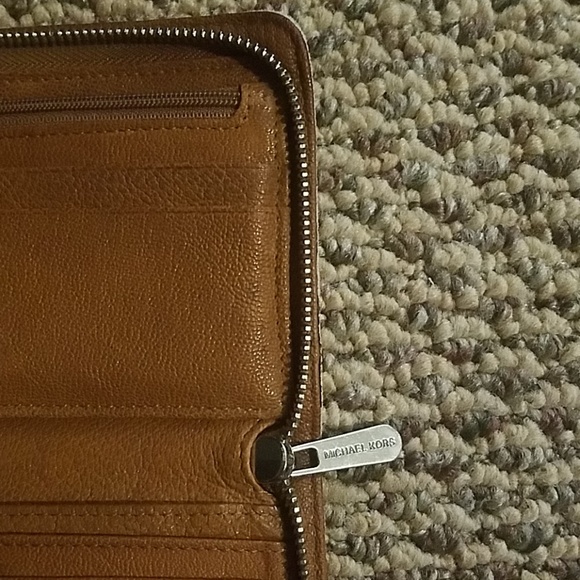 Micheal Kors Wallet - Picture 6 of 6